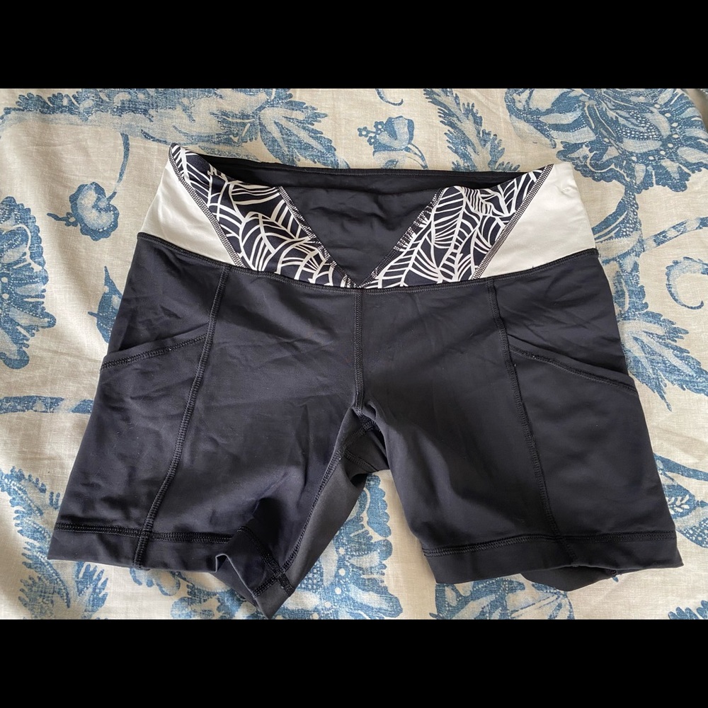 Black & White size 8 Lululemon spandex shorts, Dart & Dash